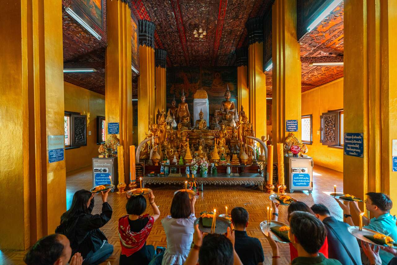 Người dân cầu nguyện tại chùa Wat Si Muang ở Viêng Chăn