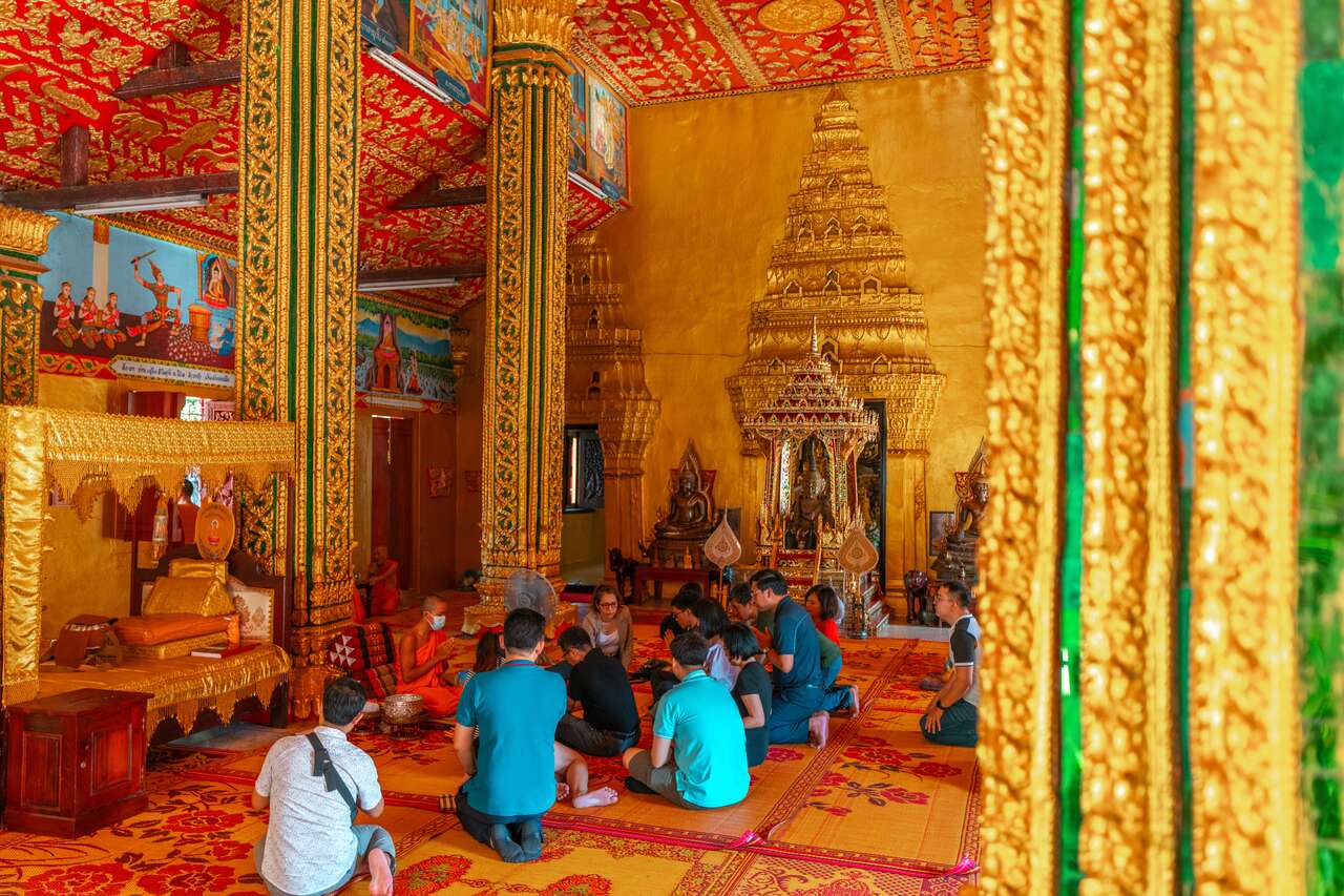 Người dân địa phương cầu nguyện tại Wat Si Muang ở Viêng Chăn