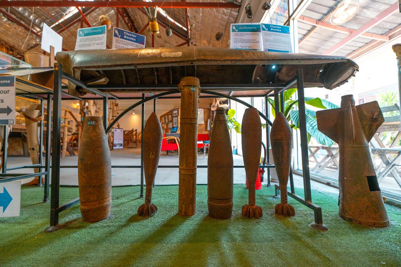 Thêm nhiều quả bom được trưng bày tại Trung tâm du khách COPE ở Viêng Chăn