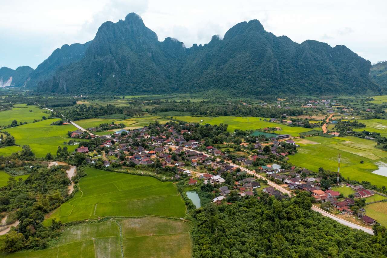 Một thị trấn ở Vang Vieng nhìn từ trên cao