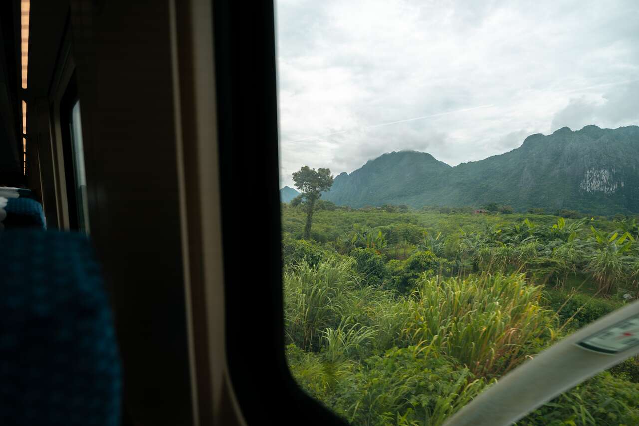 Nhìn từ cửa sổ tàu cao tốc Lào-Trung