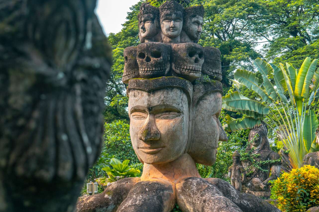 Tượng thần nhiều mặt tại Công viên Phật ở Viêng Chăn