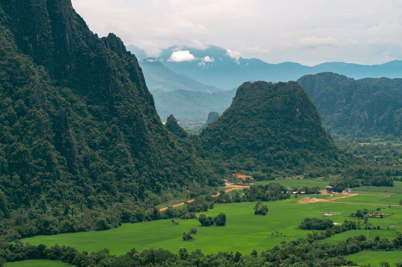 Những ngọn núi quanh điểm quan sát Nam Xay ở Vang Vieng