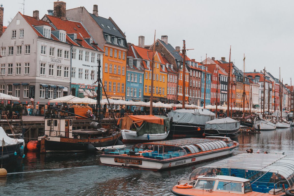 2. Thư giãn tại khu vực bờ sông Nyhavn