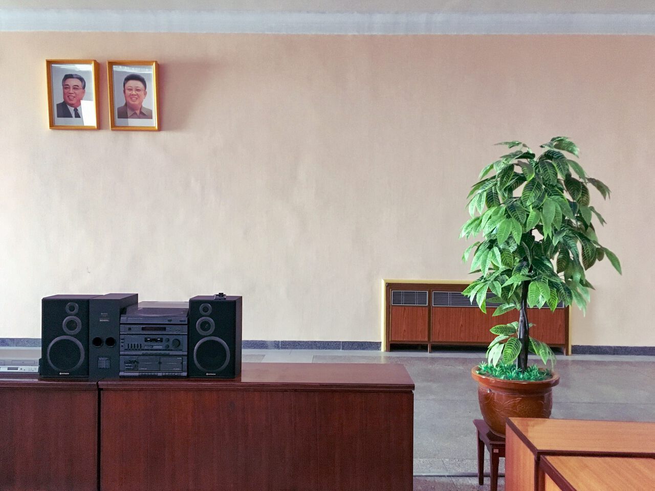 Căn phòng trống với chân dung các nhà lãnh đạo ở Triều Tiên
