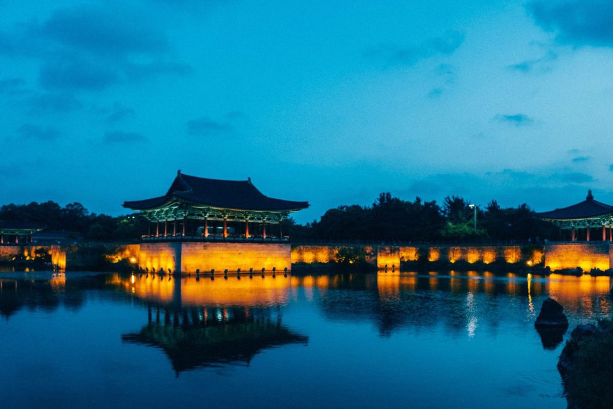 Vào ban đêm, hãy đến Cung điện Donggung và tận hưởng ánh sáng tuyệt đẹp và sự phản chiếu của ngôi chùa phía trên ao Anopji