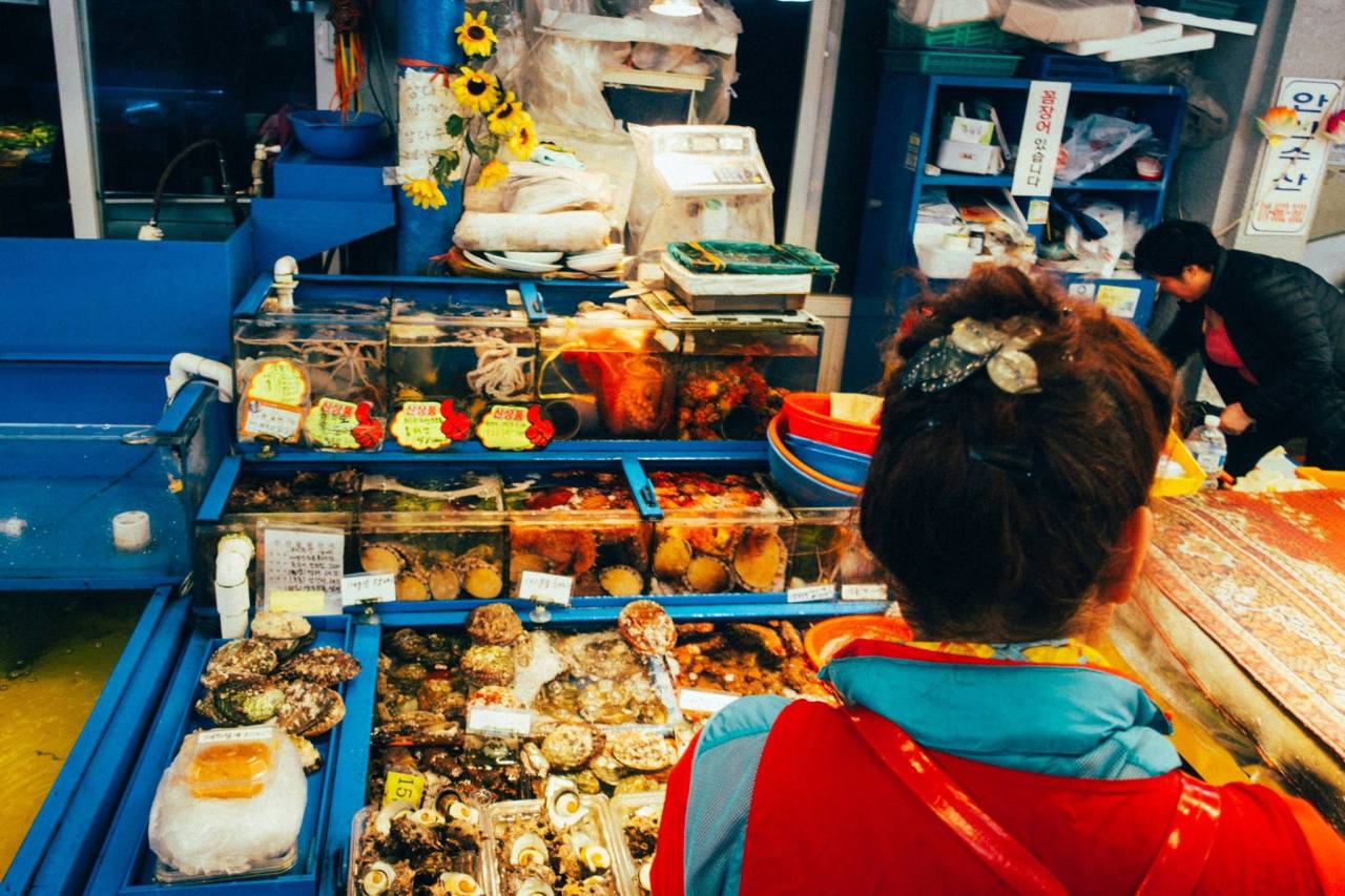 Để kết thúc chuyến đi ở Jeju và Hàn Quốc một cách đúng đắn, hãy đến chợ cá (Chợ truyền thống Jeju Dongmun) ở Jeju