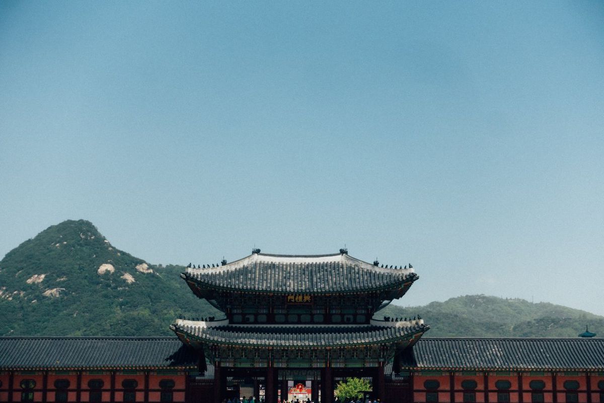 Ngọn núi phía sau cung điện ở Seoul